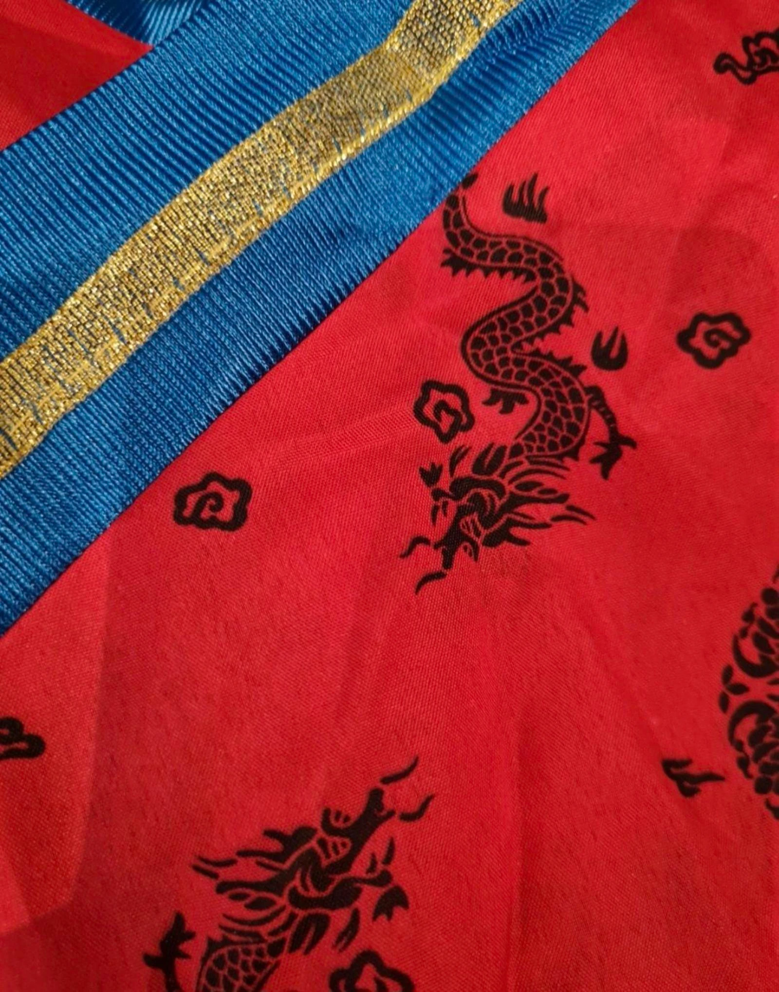 Oriëntaals rood kostuumjurkje. Maat 3/ 4 jaar – photo 2